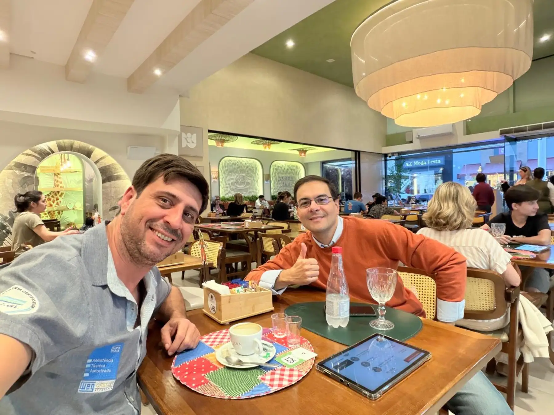 Sócios do No Front reunidos em um café de negócios