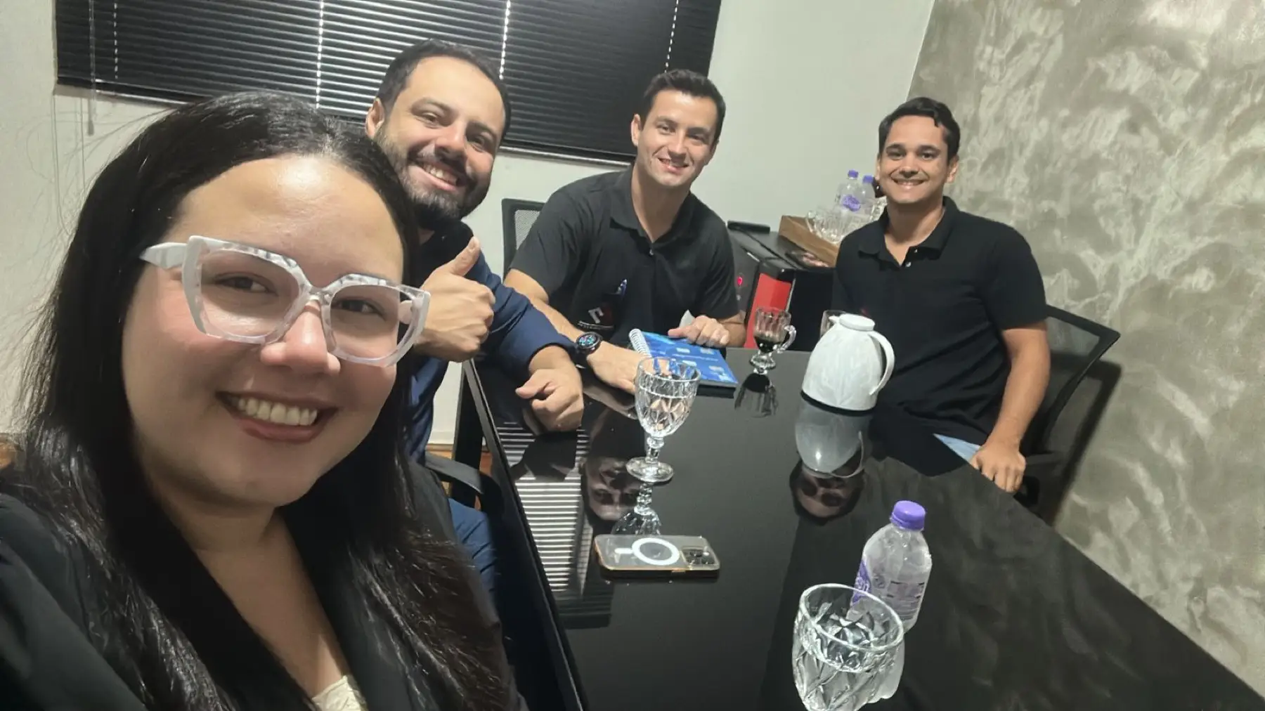 Sócios do No Front reunidos ao redor de uma mesa