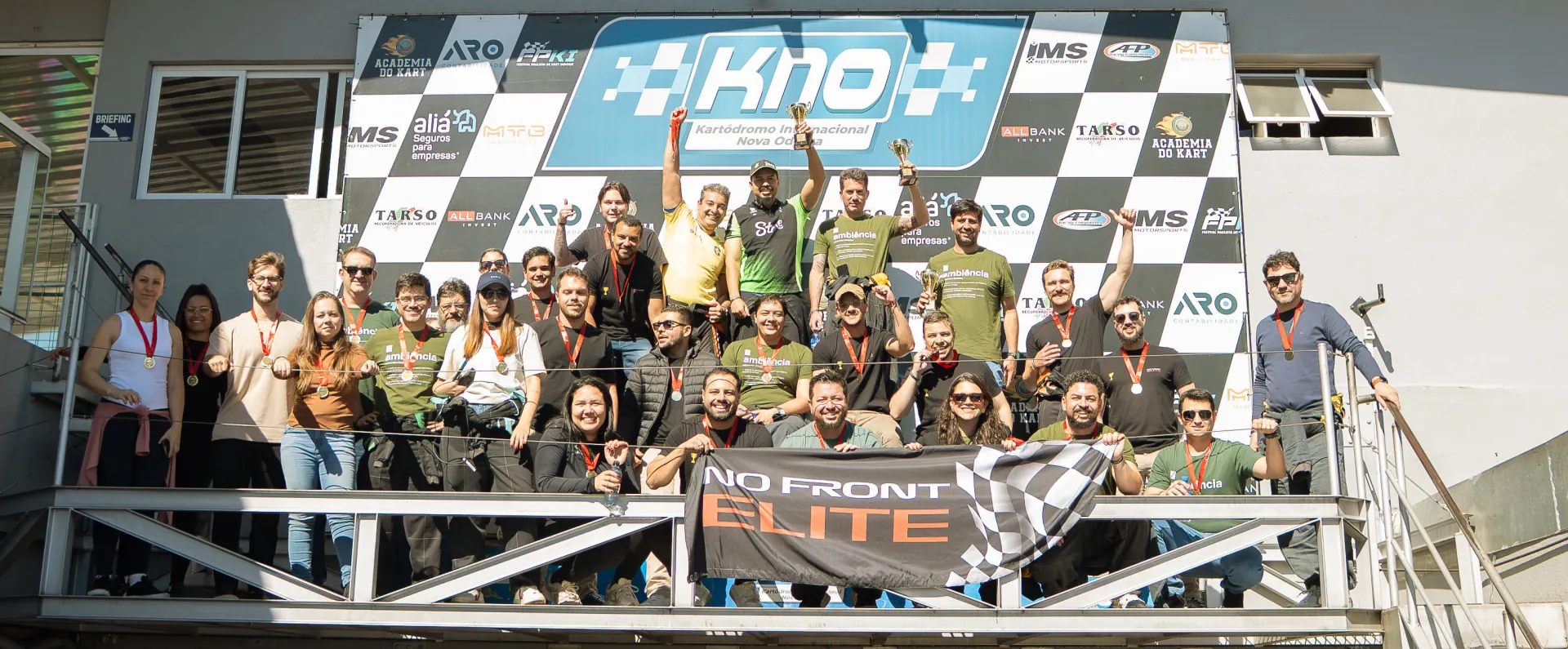 Grupo do No Front Elite no kartódromo, em preto e branco