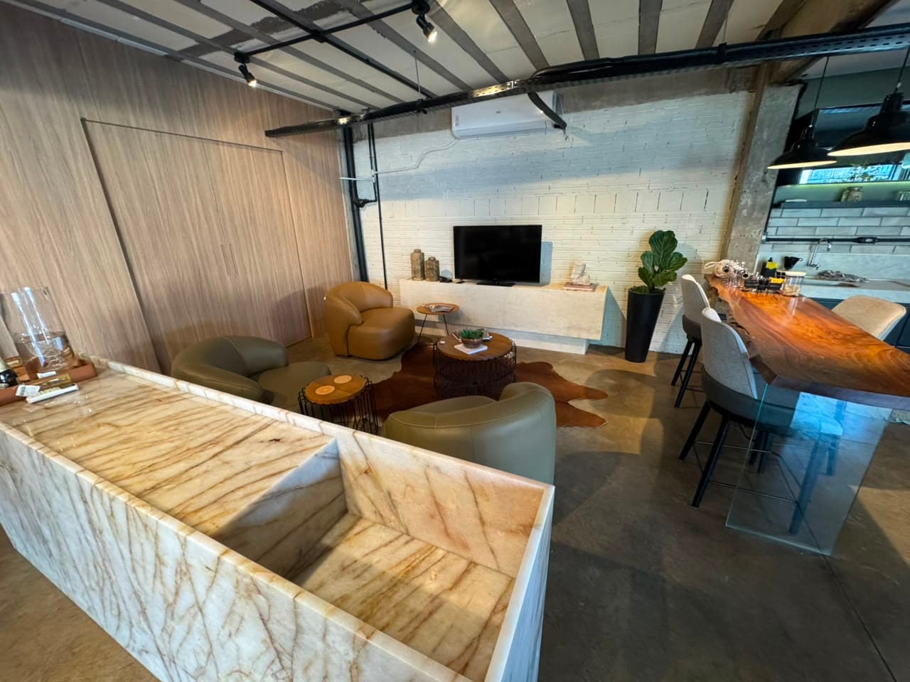 Lounge da sede do No Front, um espaço para convivência