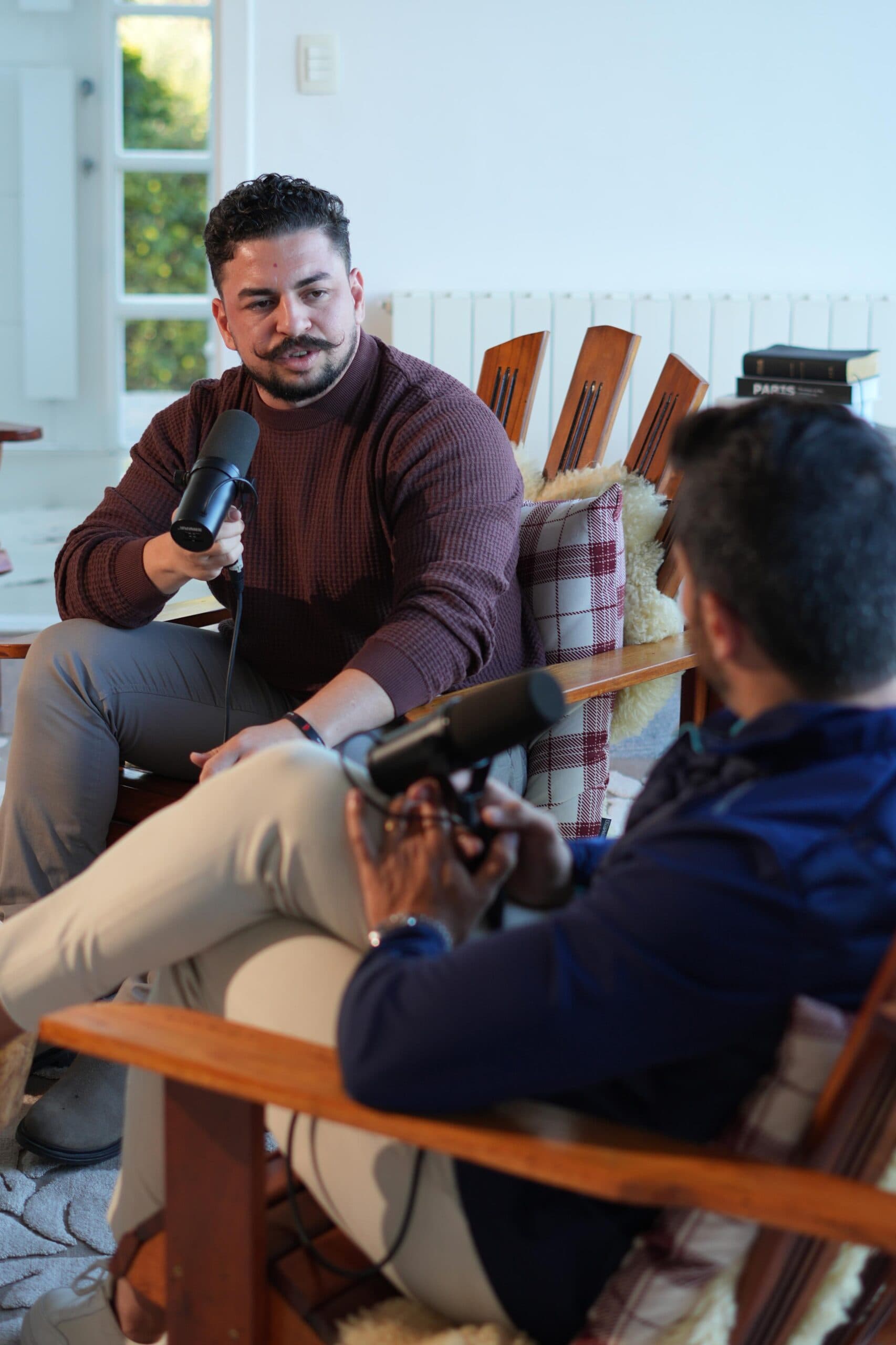 Troca de experiências em uma conversa entre empresários
